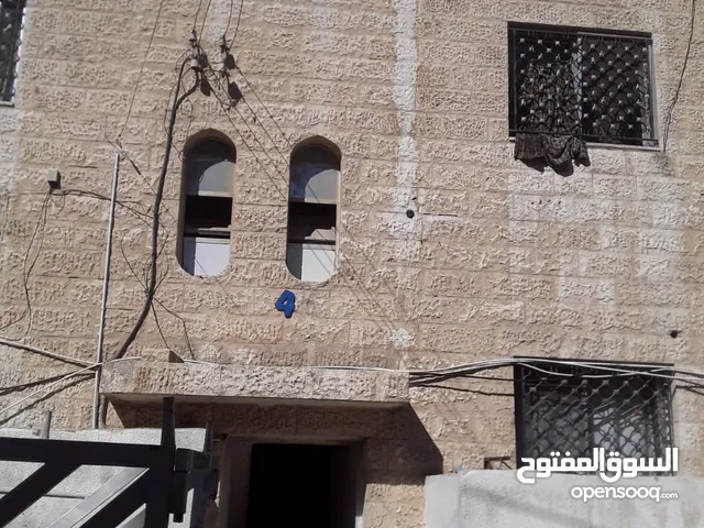 شقة أرضية غرفتين وصاله في( الرصيفة/المشيرفة )مع كراج و حوش للإيجار