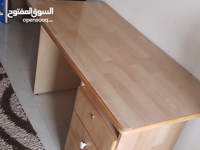 مكتب مع كرسي