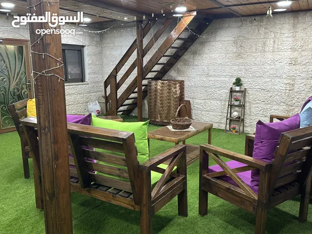 روف طبقتين بمساحة 180 متر مربع بموقع مميز  مع بئر مياه خاص بالروف واشتراك مياه وكهرباء بمدينة الخليل