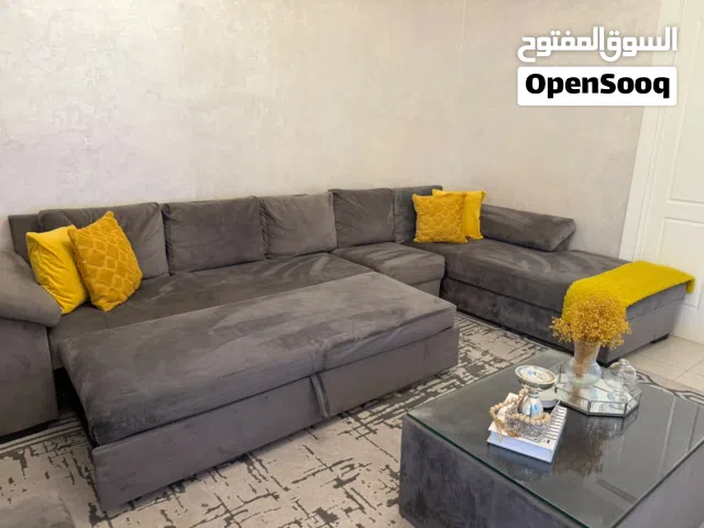 كنب للبيع مع طاولة وسجاد