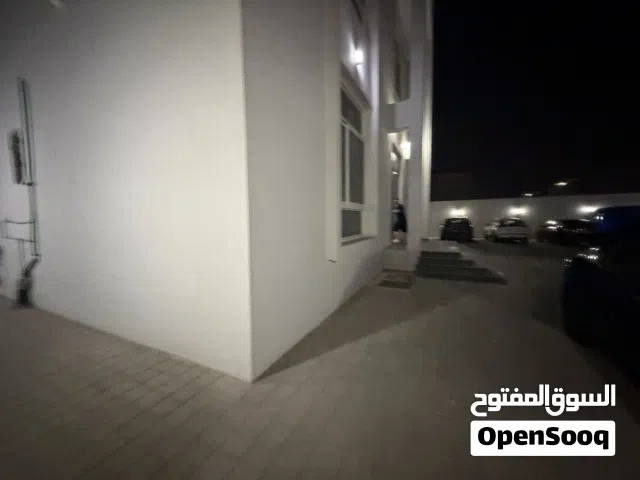 شقه مفروشه تتكون من غرفه ماستر وموزع مع جالسه صغيره مع مطبخ نظامي منفصل اول اشاره الرياض ابو ظبي
