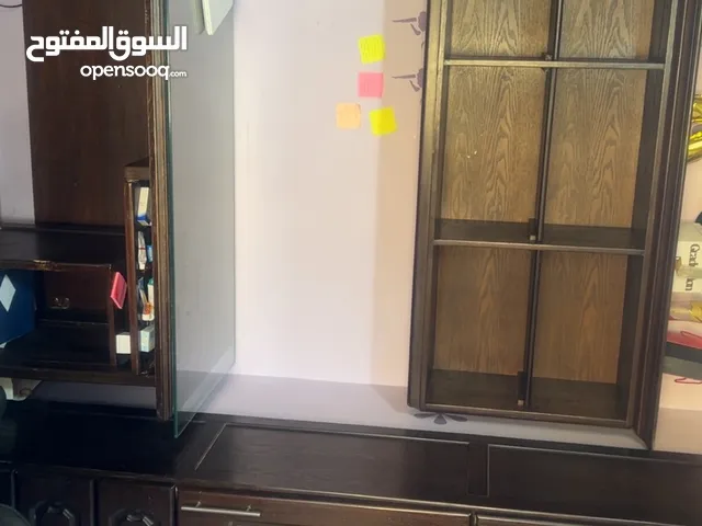 مكتب مع حماية زجاج مكتبه رفوف حائط وطاولة تلفاز