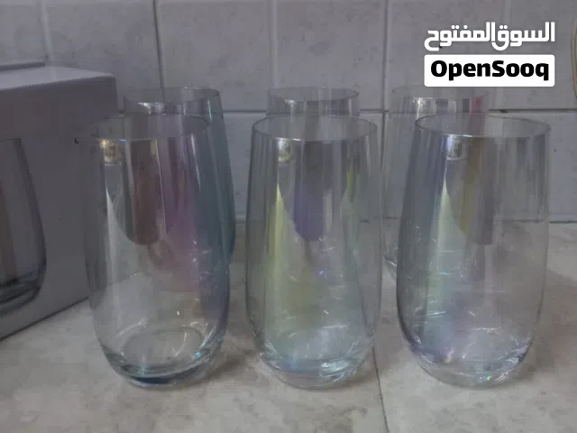 أكواب العصير والمياه