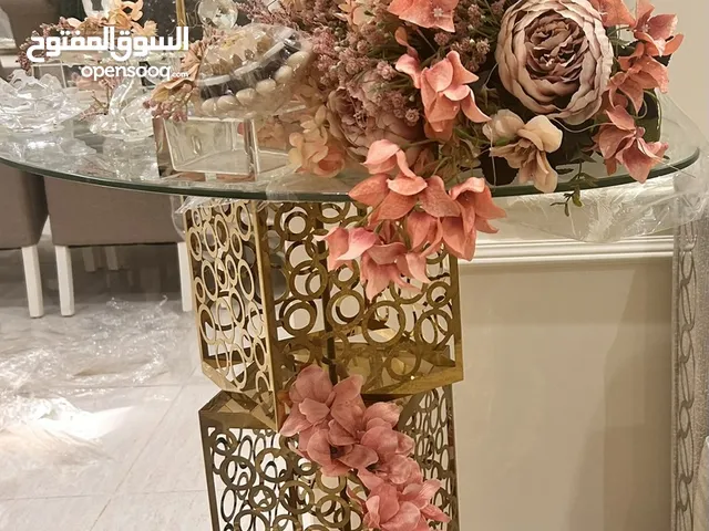 عربية ملكة فاخرة جاهزة بملحقاتها مع الزينة باللون الذهبي