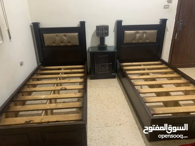 غرفة نوم شبابية نظيفة