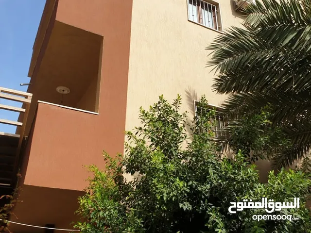 مبنى او عمارة للايجار متكون من 3 شقق مفصولات في سوق الجمعة شارع الشيل المصكر