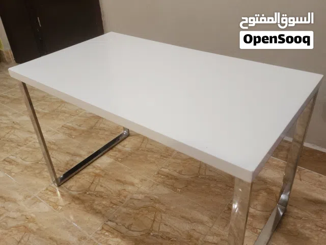طاولة جانبية
