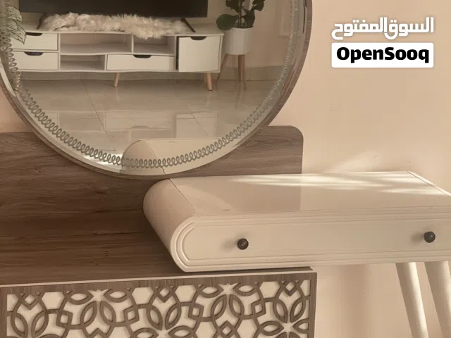 طقم تسريحه ودرجين للبيع