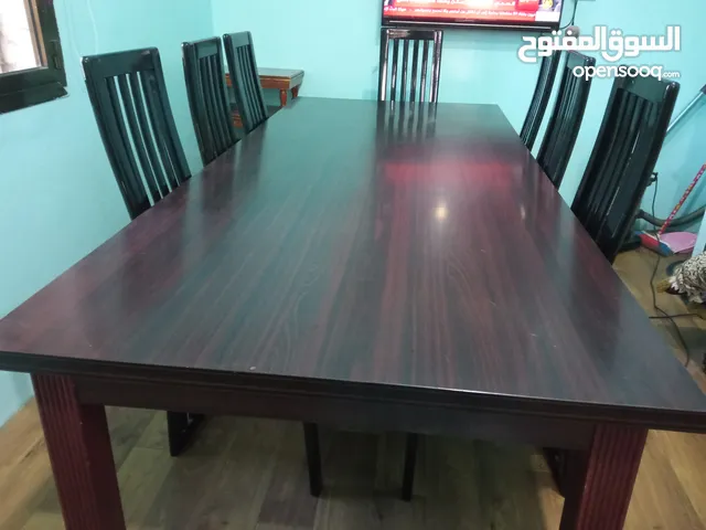 طاولة طعام مع ثمانية كراسي