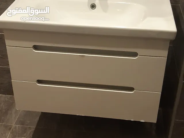 اطقم حمامات لون ابيض معلقه