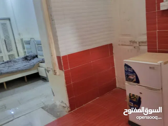 شقه صغيره للبيع  مكونه من غرفه وصاله ومطبخ وحمام