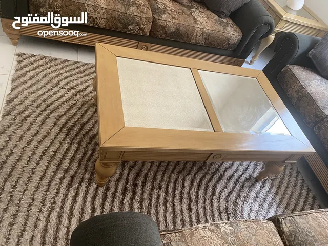 صوفة مجلس مستعمل  استعمال قليل جدا نضيفة  مع طاولة كبيرة  و2صغار وستارة