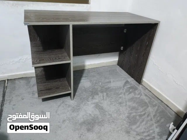 مكتب دراسة مع كرسي مدير مريح ونظيف