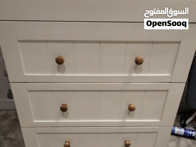 دولاب أطفال (3 أدراج) مع طاولة غيار - بحالة ممتازة للتواصل على الواتساب فقط.