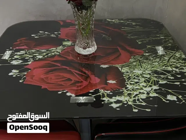 طاولة وأربع كراسي