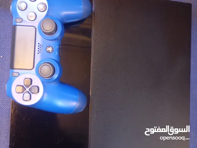 سوني 4 بحالة ممتازة مع كامل الاغراض واليدة الأصلية