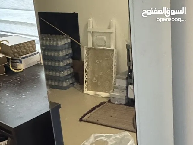 مرايا طويلة وثقيلة الوزن جودة عالية خلفها رفوف لتخزين الاحذية