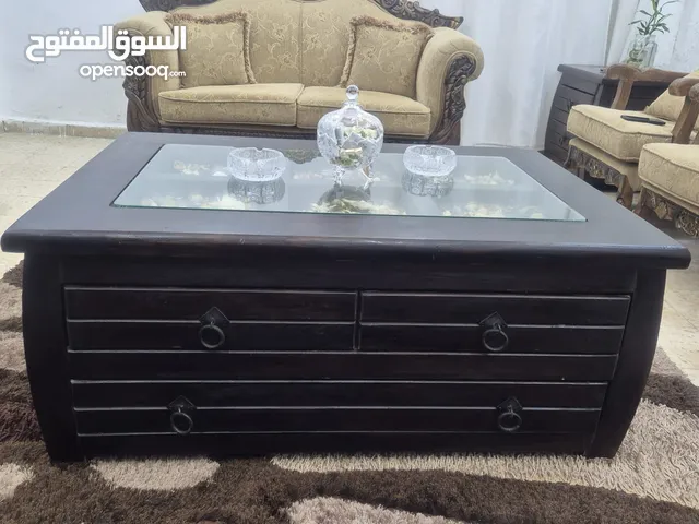 طاولة وسط بألوان البني المموج