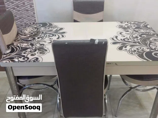 طاولة سفرة لون بني وبيج طبعا طاولة مستعملة بحالة ممتازة