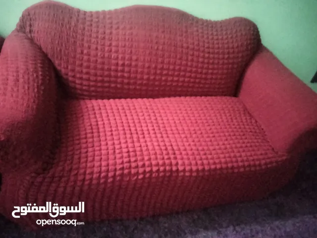 طقم كنب ومتفرقات للبيع طقم كنب طاولة 2 وممر ومعاه قطعتين طقم كنب 7 مقاعد مع كفره بحالة جيدة