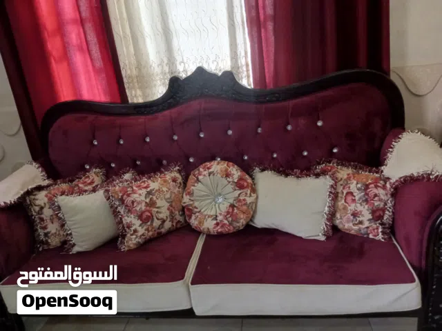طقم كنب للبيع بحالة الوكاله خشب بلوط مع برادي ولطربيزات كزاز مع كلشي