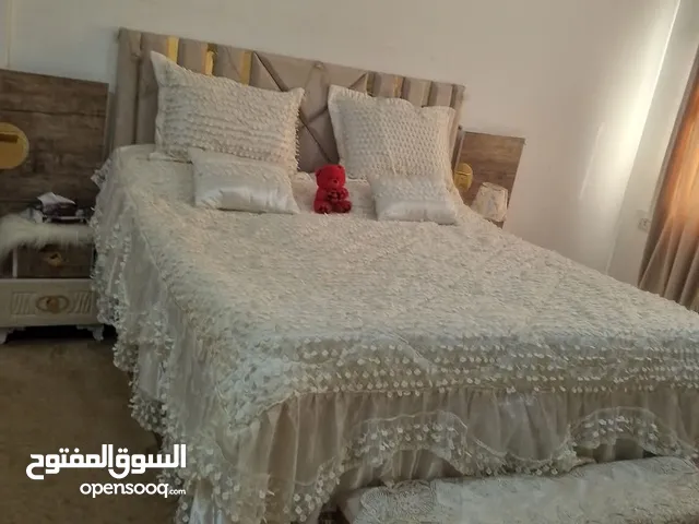 غرفة نوم بحال الوكالة استعمال بسيط جدا البيع بداعي السفر مع برداية مخمل ثقيل ومكيتة قابل للتفاوض