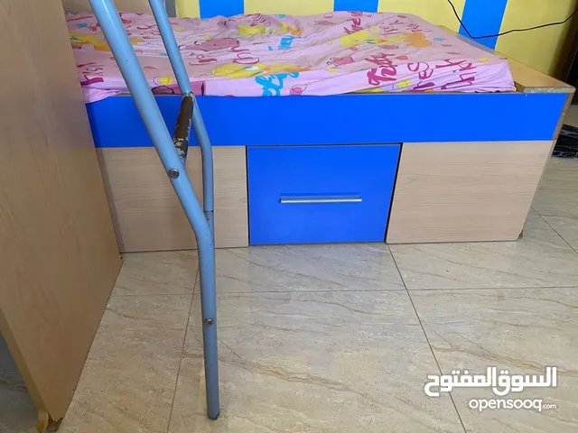 اثاث مستخدم من home center مع سريرين و مكتب و خزانة و ادراج اسفل السرير