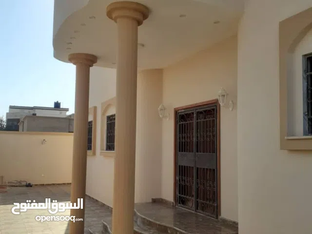 فيلا في الحي الجامعي جاهزة للايجار