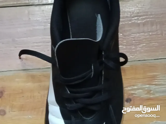 كوتشين اورجينال للبيع واحد نايك والتاني ايدادس