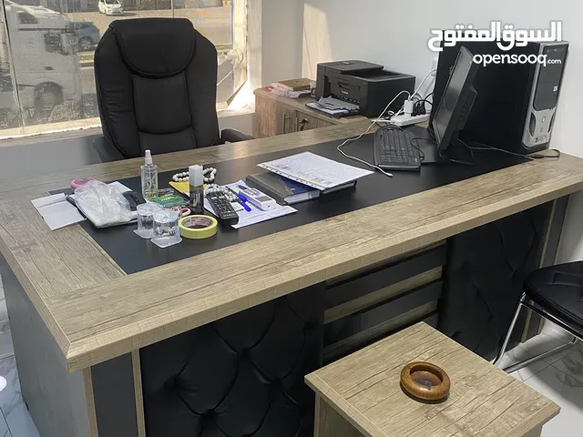 طاولة مكتب حرف ال مع كرسي مدير وطقم كنب