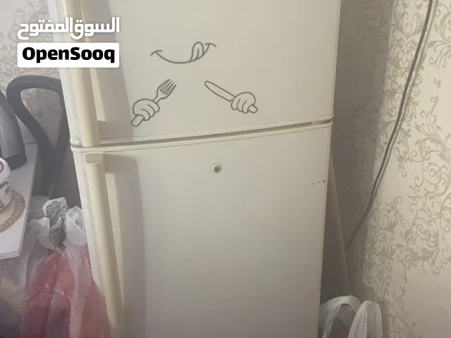 ثلاجه سامسونج للبيع مع 4 طاولات واحده كبيره و3 صغار
