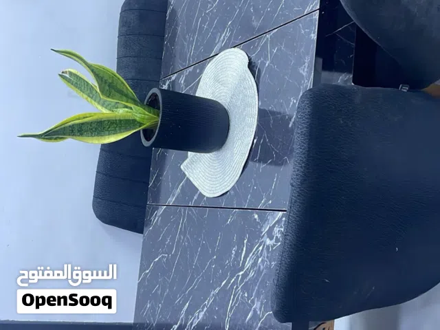 طاولة سفرة شريتها قبل شهرين بالزبط ب 200 بدي أبيعها ب 130الطاولة بيجي معاها 6 كراسي ما فيها ولا خدش