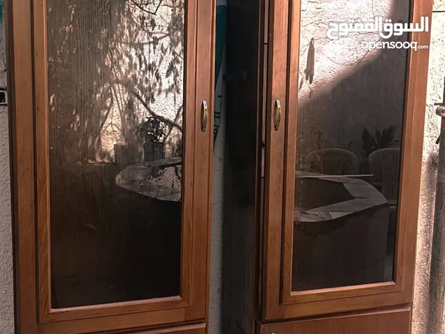 بيع اثاث مستعمل بحاله جيده خشب زان قطعتين غير مخدوش ولامكسور  فيهم رفوف ويوجد في وحده رفوف زجاج