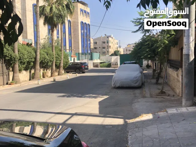 شقه مفروشه فرش كامل ثلاث غرف و ثلاث حمامات و صاله و غرفة معيشه في ضاحية الاقصى متوفره حاليا
