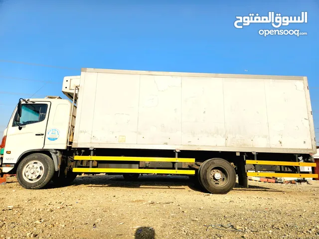 شاحنة هينو موديل ألفين وستة عشر مع صندوق تبريدوالتجميد
