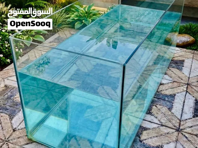 حوض اسماك كبير جداً