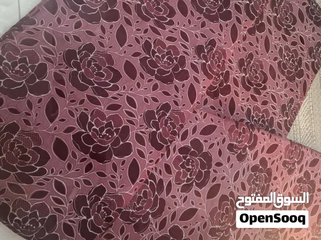 5 فرشات مع مساند ظهر مع ركايات اسفنجية بشكل نصف دائرة بحالة ممتازة جدا جدا القماش مخمل محفور