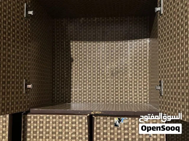 دولاب بني وسط