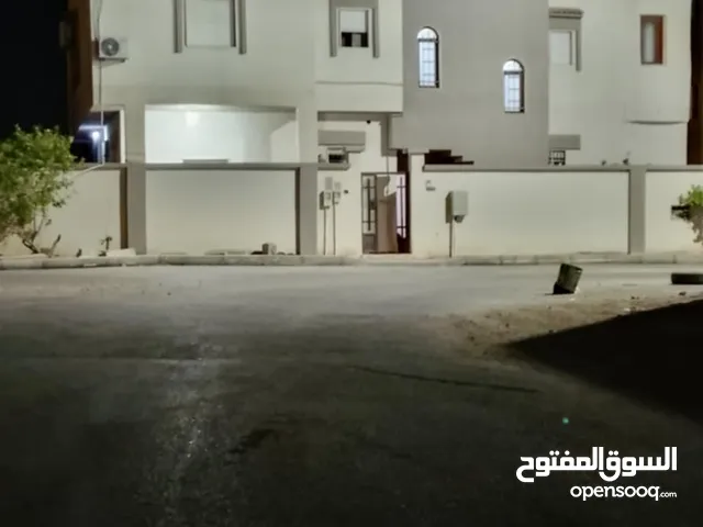 مبني للايجار الخدمي 15الف مقدم سنه قابل للنقاش