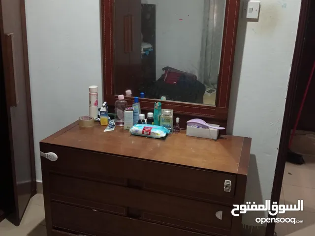 دولاب و تسريحة و 2 كمودينو خشب جيد ومتين