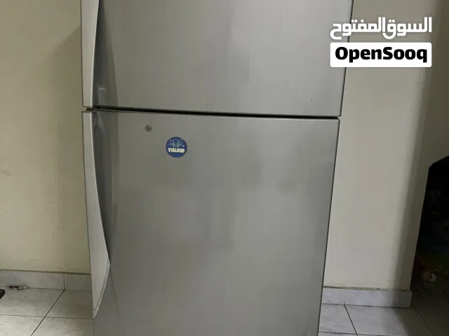 ثلاجة كبيرة نظيفة