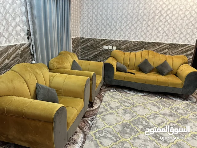 2 من الكراسي مع الطاوله و طقم كنبات صاله ممتاز