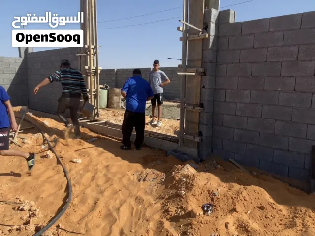 استراحة 600 متر للبيع بها بئر وهيكل وسور وباب