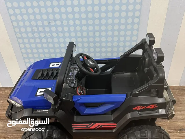 سيارة أطفال كهربائية استعمال نظيف وبسيط جدا اقل من سنة ولم تستعمل خارج المنزل نهائيا ومع الشاحن