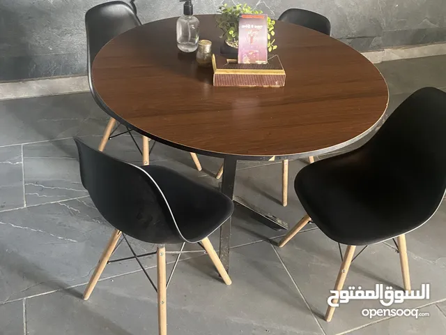 طاوله مع 4 كراسي