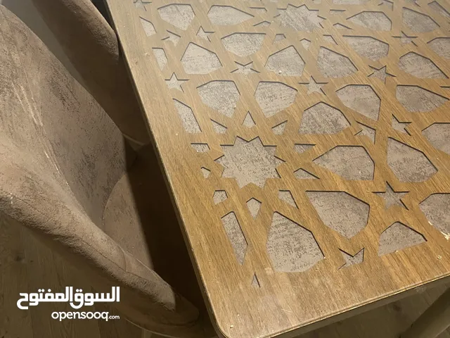 طاولة اكل بحالة مع اربعة كراسي