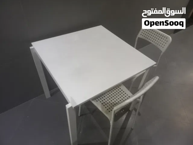 طاوله مع 2 كرسي بلاستيك بحاله ممتازه