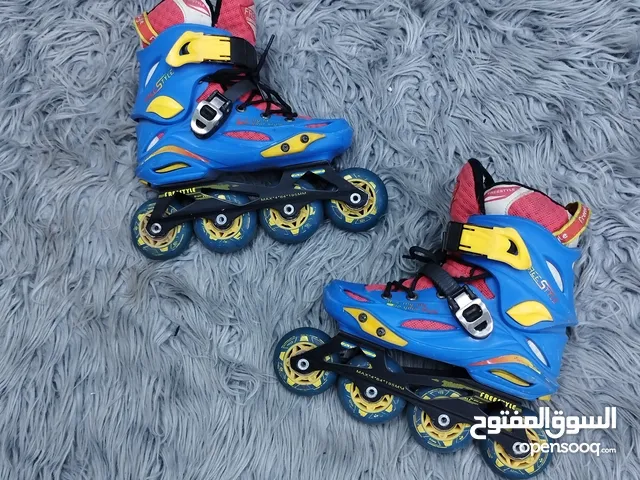 skate VIP  جميع المقاسات المطلوبة والحمايات للرأس .