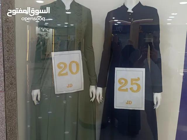 مليكان للبيع بحالة ممتازة لون أبيض عدد2 وواحد لحمي بوقفة مميزة عسكرية