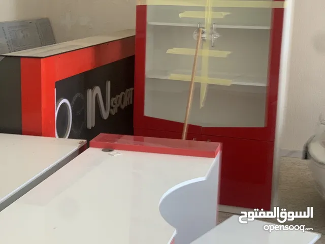 عدد 2 مكاتب مع حاملة ادراج و طاولة امام المكتب و ارشيف ملفات
